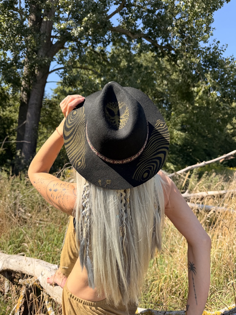 WILD & GOLD Hut mit goldenem Augensymbol und Wellenmuster