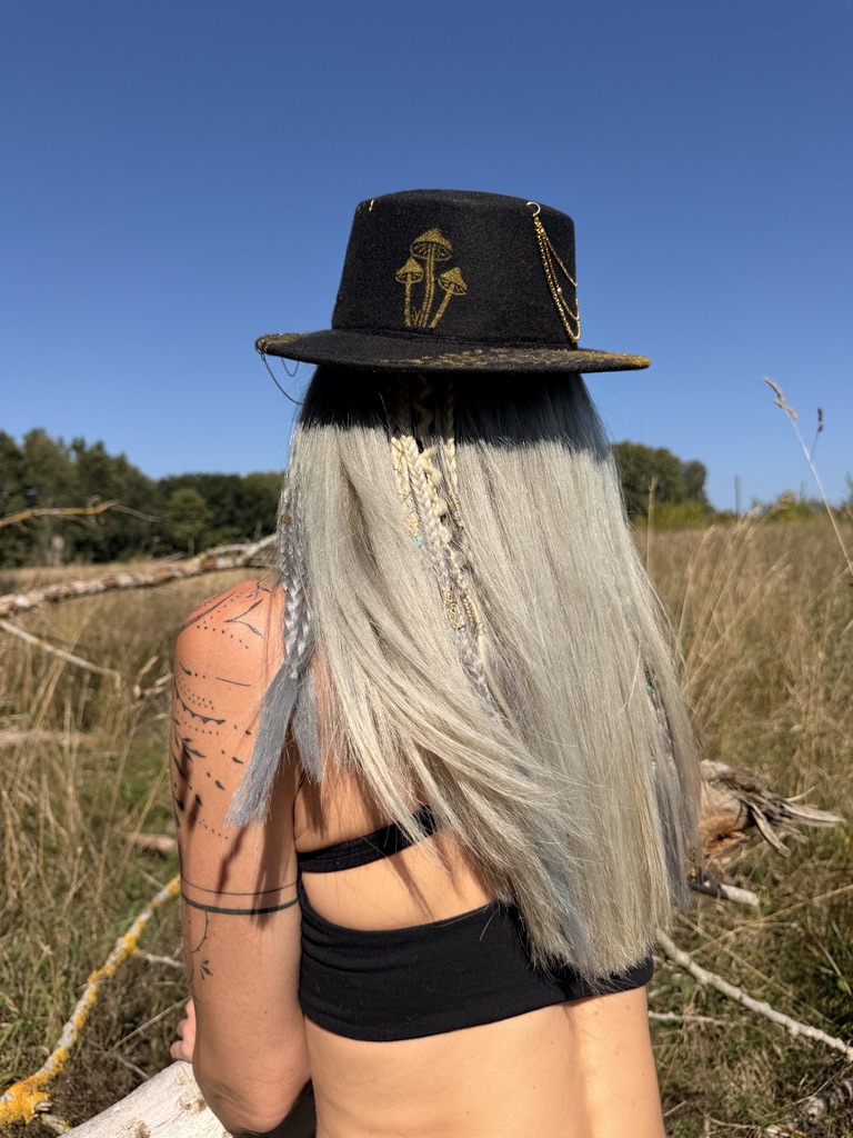 WILD & GOLD Hut mit goldenem Pilzsymbol und Federschmuck