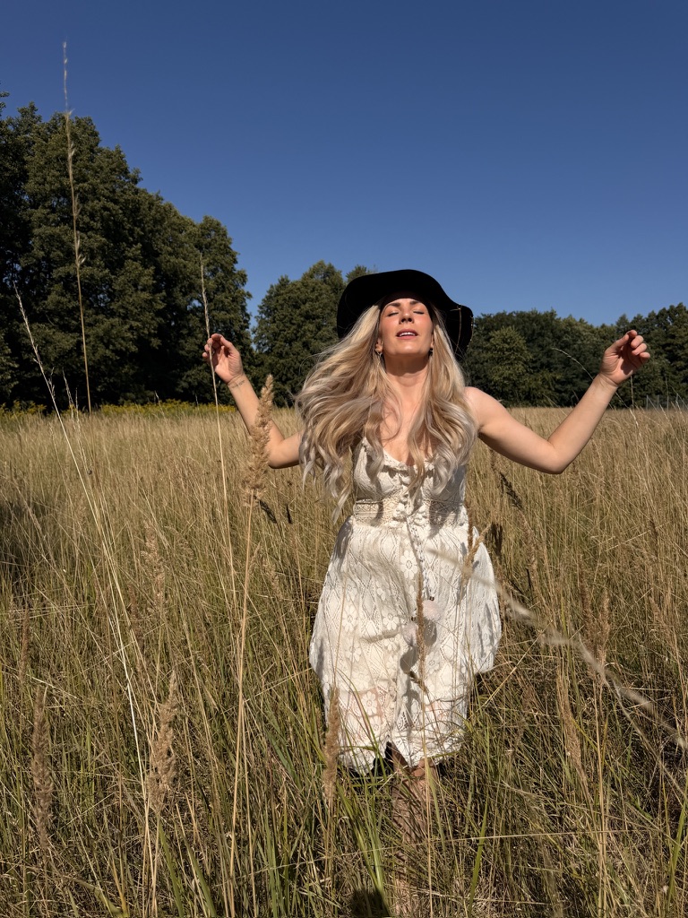 WILD & GOLD Hut getragen in sommerlichem Gras
